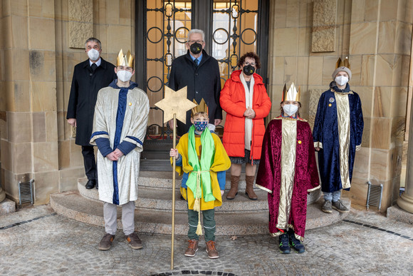 Aktion Dreikönigssingen Kretschmann empfängt Sternsingergruppen Ministerpräsident Winfried Kretschmann und seine Frau Gerlinde (hinten, Mitte) mit der Sternsingergruppe der Katholischen Kirchengemeinde St. Maximilian Kolbe Vörstetten
