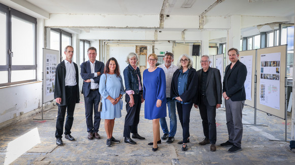 Denkmalreise Staatssektretärin Lindlohr besucht Verlagsgebäude Ernst Klett in Stuttgart Staatssekretärin Andrea Lindlohr besucht das Verlagsgebäude Ernst Klett in Stuttgart