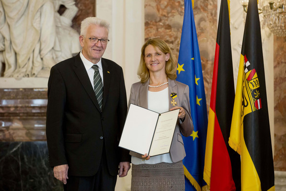 Auszeichnung Verdienstorden des Landes an 22 verdiente Persönlichkeiten Ministerpräsident Winfried Kretschmann (l.) und Professorin Dr. Lucia Reisch (r.)
