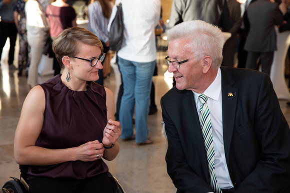 Sport Kretschmann empfängt Olympioniken und Paralympioniken Ministerpräsident Winfried Kretschmann (r.) im Gespräch mit Lena Forster (l.)