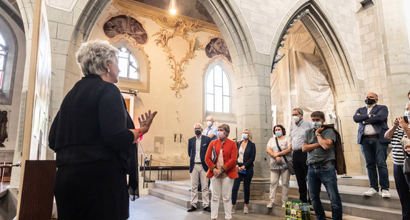 Ministerin Razavi besichtigt das Münster "Unserer Lieben Frau" in Radolfzell