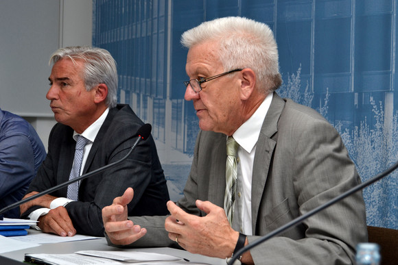 Pressekonferenz Stärkung der Sicherheitsbehörden und der Prävention Ministerpräsident Winfried Kretschmann (r.) und Innenminister Thomas Strobl (l.)