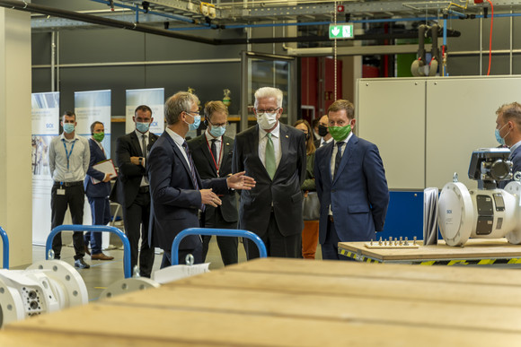Reise Kretschmann besucht Sachsen Ministerpräsident Winfried Kretschmann (v.M.) und der sächsische Ministerpräsident Michael Kretschmer (v.r.) bei der Firma SICK Engineering GmbH in Ottendorf-Okrilla (Bild: Staatsministerium Baden-Württemberg)
