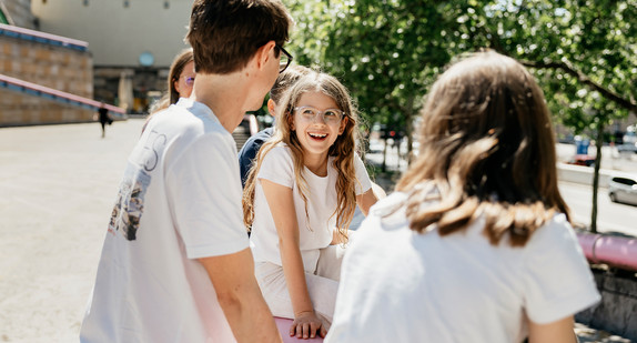 Junge Menschen vor der Staatsgalerie