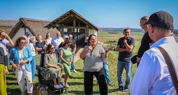 Ministerin Theresa Schopper besucht im Rahmen der Denkmalreise 2026 die Heuneburg.