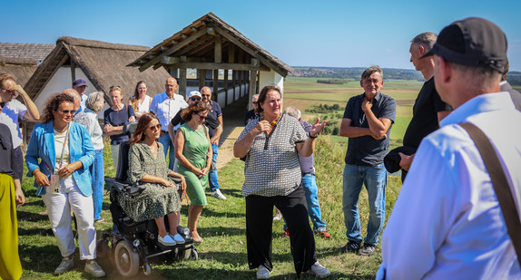 Ministerin Theresa Schopper besucht im Rahmen der Denkmalreise 2026 die Heuneburg.