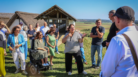 Ministerin Theresa Schopper besucht im Rahmen der Denkmalreise 2026 die Heuneburg.