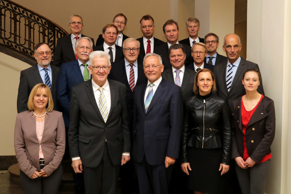 Wirtschaft Kretschmann trifft IHK-Spitzen Gruppenbild mit Ministerpräsident Winfried Kretschmann (vorne, 2.v.l.) und den Spitzen der Industrie- und Handelskammern Baden-Württembergs