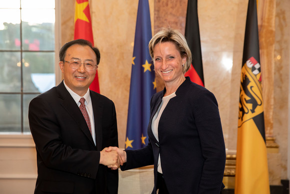 Partnerschaft Land stärkt Zusammenarbeit mit chinesischer Provinz Jiangsu Der Gouverneur der Provinz Jiangsu, Wu Zhenglong (l.), und Wirtschaftsministerin Nicole Hoffmeister-Kraut (r.) (Foto: Staatsministerium Baden-Württemberg)