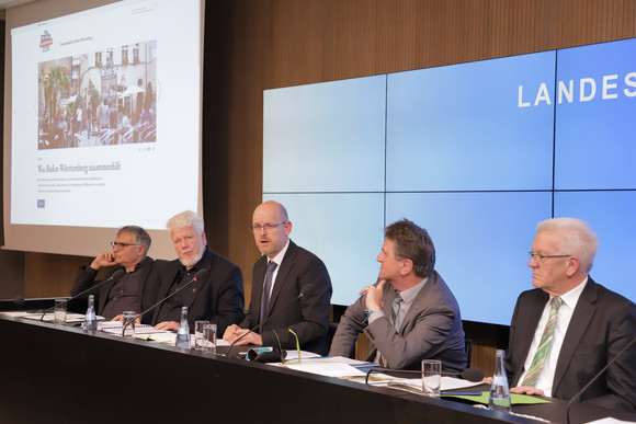 Pressekonferenz Zusammenhalt in Baden-Württemberg stark und stabil v.r.n.l.: Ministerpräsident Winfried Kretschmann, Sozial- und Integrationsminister Manne Lucha, Dr. Kai Unzicker (Bertelsmann Stiftung), Prof. Dr. Klaus Boehnke (Jacobs University, Bremen) und der stellvertretende Regierungssprecher Arne Braun bei der Regierungspressekonferenz (Bild: Staatsministerium Baden-Württemberg)