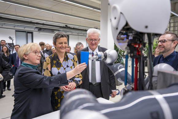 Künstliche Intelligenz Kretschmann trifft Margrethe Vestager Ministerpräsident Winfried Kretschmann (r.), Wissenschaftsministerin Theresia Bauer (l.) und die Exekutiv-Vizepräsidentin der EU-Kommission, Margrethe Vestager (M.), im Cyber Valley in Tübingen (Bild: Staatsministerium Baden-Württemberg)