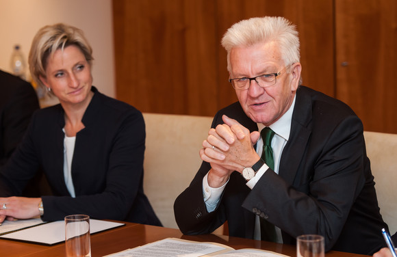 Europa Kretschmann zu Antrittsbesuch in Brüssel Ministerpräsident Winfried Kretschmann (r.) und die Ministerin für Wirtschaft, Arbeit und Wohnungsbau, Nicole Hoffmeister-Kraut (l.) (Quelle: Vertretung des Landes Baden-Württemberg bei der Europäischen Union/FKPH)
