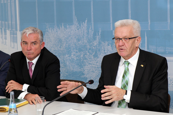 Pressekonferenz Digitalisierungsstrategie digital@bw vorgestellt Ministerpräsident Winfried Kretschmann (r.) und der Minister für Inneres, Digitalisierung und Migration, Thomas Strobl (l.)