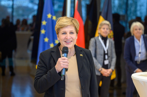 Nicole Razavi MdL, Ministerin für Landesentwicklung und Wohnen Baden-Württemberg und Vorsitzende der Bauministerkonferenz, begrüßt die Teilnehmenden bei der 142. Bauministerkonferenz in Baden-Baden