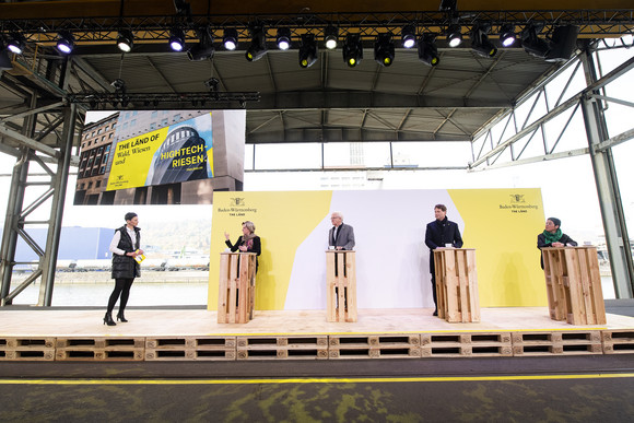 Imagekampagne Baden-Württemberg ist „THE LÄND“ von links nach rechts: Moderatorin Kimsy von Reischach, Wirtschaftsministerin Dr. Nicole Hoffmeister-Kraut, Ministerpräsident Winfried Kretschmann, Ola Källenius, Vorstandsvorsitzender der Daimler AG, und die Zwei-Sterne-Köchin Douce Steiner bei der Presekonferenz im Hafen von Stuttgart
