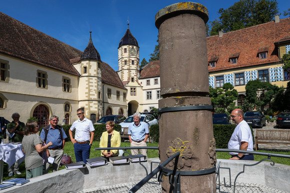 Ministerin Nicole Razavi (Mitte) besichtigt Kleindenkmalprojekt am Schloss Haigerloch