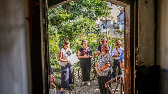 Ministerin Theresa Schopper besucht im Rahmen der Denkmalreise 2026 das historische Färber- und Fassmalerhaus Walser in Kißlegg von 1715.