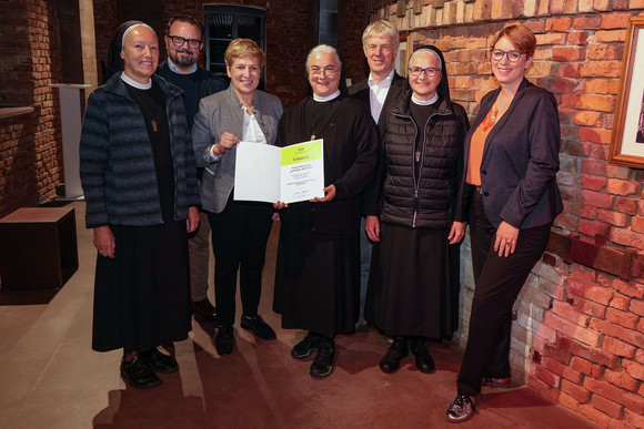 Ministerin Nicole Razavi MdL (3.v.l.) und Staatssekretärin Andrea Lindlohr MdL (r.) mit den Preisträgern des Projekts Neubau Aussegnungshalle Kloster Reute
