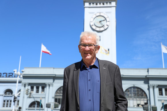 Delegationreise Kretschmann reist nach Kalifornien und Ontario Ministerpräsident Winfried Kretschmann vor dem Ferry Building in San Francisco (Foto: Staatsministerium Baden-Württemberg)