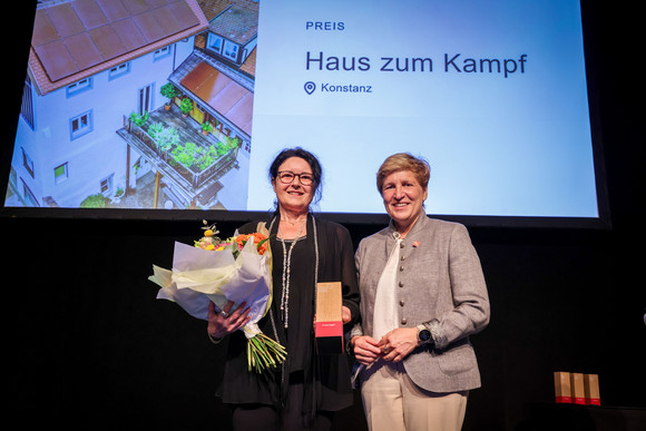 Denkmalpflege Verleihung Innovationspreis „Denkmal – Energie – Zukunft“ Ministerin Nicole Razavi MdL (rechts) überreicht den Innovationspreis für die Sanierung des Haus zum Kampf in Konstanz an Maria Ruf-Fritz.
