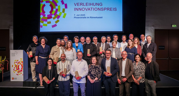 Gruppenfoto mit allen Preisträgerinnen und Preisträgern des ersten Innovationspreises "Denkmal - Energie - Zukunft"