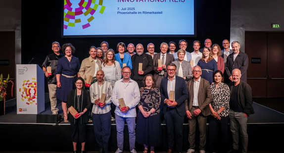 Gruppenfoto mit allen Preisträgerinnen und Preisträgern des ersten Innovationspreises "Denkmal - Energie - Zukunft"