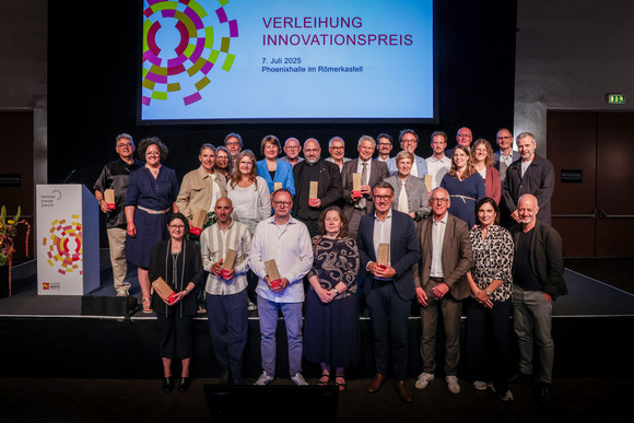 Denkmalpflege Verleihung Innovationspreis „Denkmal – Energie – Zukunft“ Gruppenfoto mit allen Preisträgerinnen und Preisträgern des ersten Innovationspreises "Denkmal - Energie - Zukunft"