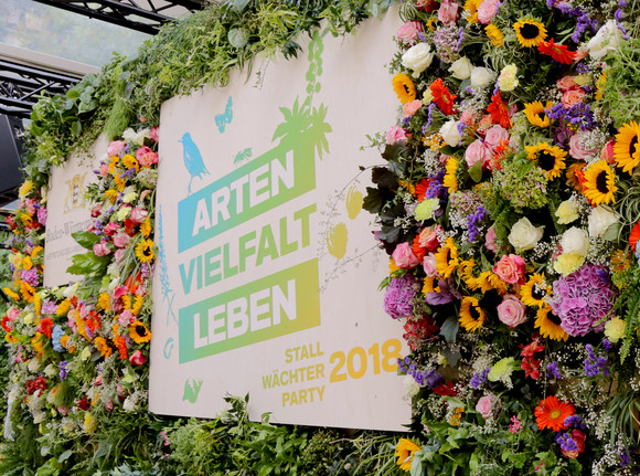 Stallwächterparty 2018 ARTEN VIELFALT LEBEN Die 55. Stallwächterparty steht in diesem Jahr unter dem Motto „Arten Vielfalt leben“. Die Bühne im Garten war hierfür festlich/floral geschmückt.