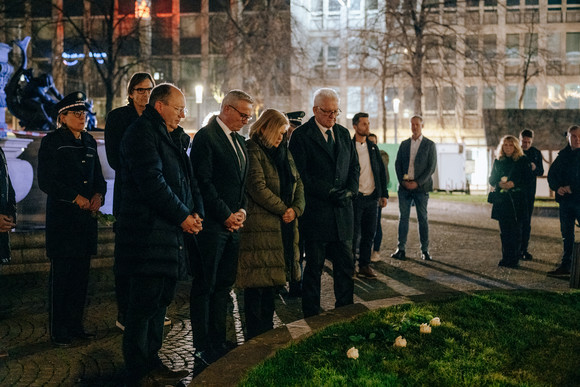 Innere Sicherheit „Tat erschüttert uns zutiefst“ von links nach rechts: der Mannheimer Oberbürgermeister Christian Specht, Innenminister Thomas Strobl, Bundesinnenministerin Nancy Faeser und Ministerpräsident Winfried Kretschmann