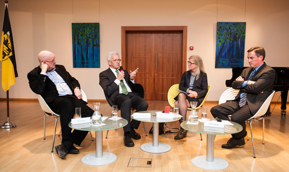 Europa Kretschmann zu Antrittsbesuch in Brüssel Podiumsdiskussion mit Ministerpräsident Winfried Kretschmann (2.v.l.), David McAllister MdEP (r.), Rolf-Dieter Krause (l., ehem. Studioleiter ARD-Haus Brüssel, EU-Korrespondent) und Moderatorin Ruth Berschens (2.v.r., EU-Korrespondentin Handelsblatt), in der baden-württembergischen Landesvertretung in Brüssel (Quelle: Vertretung des Landes Baden-Württemberg bei der Europäischen Union/FKPH).