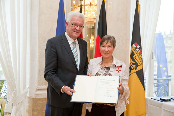 Tag des Ehrenamtes Kretschmann würdigt besonderes ehrenamtliches Engagement Ministerpräsident Winfried Kretschmann (l.) und Sigrid Godbillon (r.)