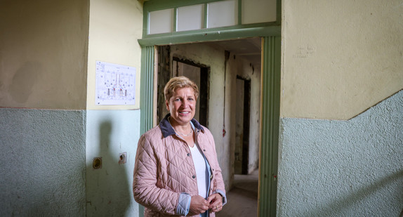 Ministerin Nicole Razavi besucht die denkmalgeschützte Siedlung Reiherplatz in Mannheim. 