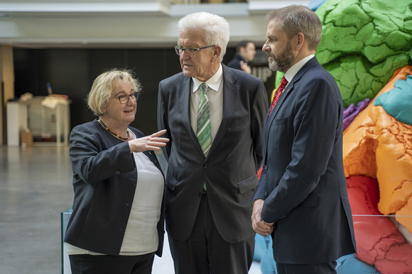Auslandsreise Kretschmann auf Delegationsreise in Paris Ministerpräsident Winfried Kretschmann (M.), Wissenschaftsministerin Theresia Bauer (r.) und Staatssekretär Volker Ratzmann (l.) im Start-up-Campus Station F in Paris (Bild: Staatsministerium Baden-Württemberg)