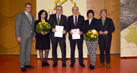 LGL-Präsident Robert Jakob (4.v.l.) wurde von Nicole Razavi MdL (r.), Ministerin für Landesentwicklung und Wohnen, und dem Minister für Ernährung, Ländlichen Raum und Verbraucherschutz, Peter Hauk MdL (l.), im Stuttgarter Hospitalhof feierlich in den Ruhestand verabschiedet. Nachfolger im Amt ist Dieter Ziesel (3.v.l.).