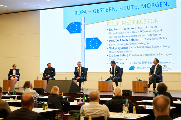 Europa Festveranstaltung „EUropa – Gestern. Heute. Morgen.“ Auf einer Bühne diskutieren die Beteiligten der Podiumsdiskussion der Festveranstaltung „EUropa – Gestern. Heute. Morgen.“