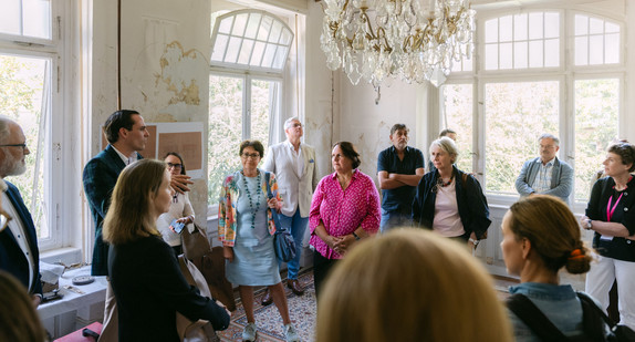 Ministerin Theresa Schopper besucht die Villa Dikte in Baden-Baden.
