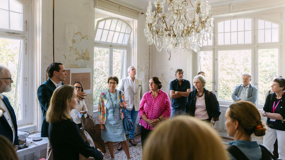 Ministerin Theresa Schopper besucht die Villa Dikte in Baden-Baden.