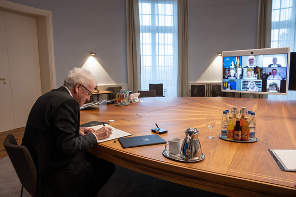 Vertragsunterzeichnung Schutz jüdischer Einrichtungen und Abwehr von Antisemitismus Ministerpräsident Winfried Kretschmann (l.) bei der Vertragsunterzeichnung