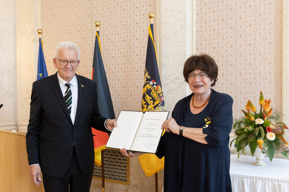 Auszeichnung Verdienstorden des Landes an 26 verdiente Persönlichkeiten Ministerpräsident Winfried Kretschmann (l.) und Gisela Erler (r.)