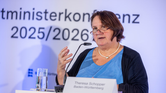 Die SMK-Vorsitzende und baden-württembergische Sportministerin Theresa Schopper spricht auf der Pressekonferenz zum Abschluss der 54. Sportministerkonferenz.