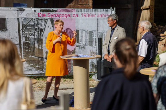 Staatssekretärin Andrea Lindlohr besichtigt die ehemalige Synagoge in Neidenstein.