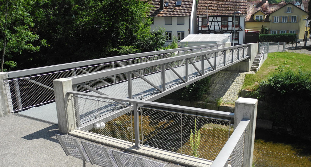 Der neu gebaute Karolinensteg für Fußgänger und Radfahrer in Lorch. 