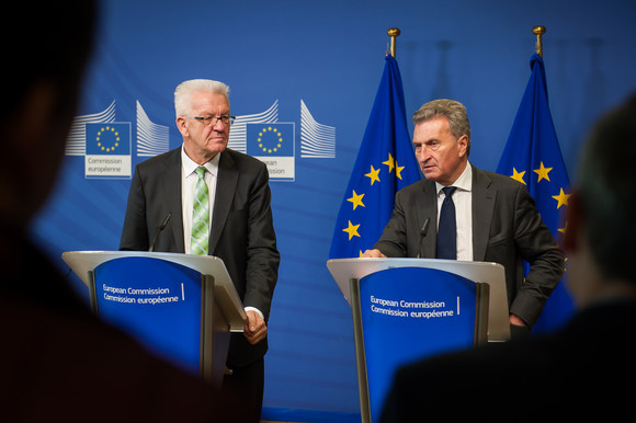Europa Kretschmann besucht Brüssel Ministerpräsident Winfried Kretschmann (l.) und EU-Haushaltskommissar Günther Oettinger (r.) bei einem Pressestatement (Foto: Vertretung des Landes Baden-Württemberg bei der Europäischen Union/FKPH)