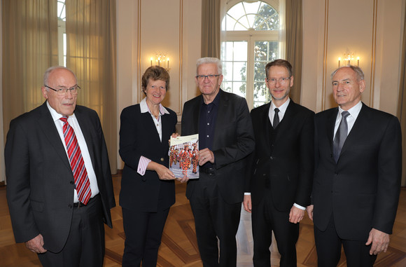 Normenkontrollrat Studie zur Bürokratieentlastung im Ehrenamt vorgestellt v.l.n.r.: Dr. h.c. Rudolf Böhmler, Dr. Gisela Meister-Scheufelen, Ministerpräsident Winfried Kretschmann, Staatssekretär Dr. Florian Stegmann und Bernhard Bauer bei der Übergabe der Studie(Bild: Staatsministerium Baden-Württemberg)