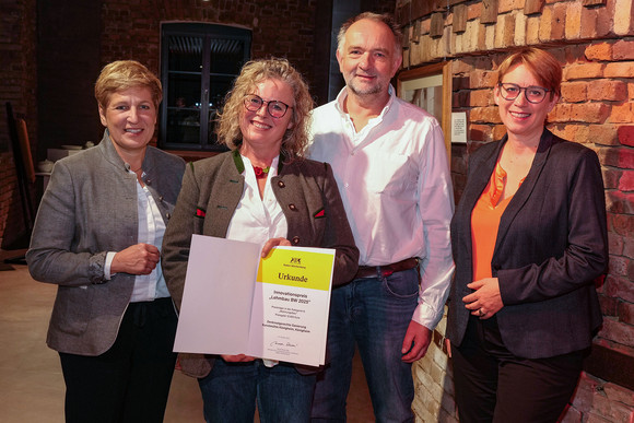 Ministerin Nicole Razavi MdL (l.) und Staatssekretärin Andrea Lindlohr MdL (r.) mit Barbara Müller und Martin Krentz, den Preisträgern des Projekts Denkmalgerechte Sanierung der Kunstmühle Königheim