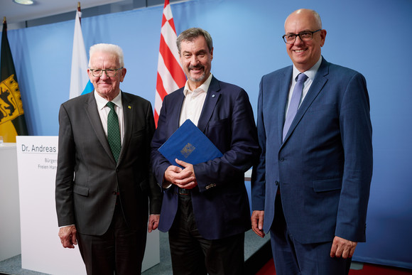 Pressekonferenz Stärkung der deutschen Raumfahrt von links nach rechts: Baden-Württembergs Ministerpräsident Winfried Kretschmann, Bayerns Ministerpräsident Dr. Markus Söder und Bremens Bürgermeister Dr. Andreas Bovenschulte bei einer gemeinsamen Pressekonferenz in Berlin.