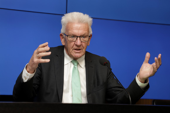 Pressekonferenz Entwurf des Doppelhaushaltes für 2020 und 2021 beschlossen Ministerpräsident Winfried Kretschmann bei der Regierungspressekonferenz (Bild: Staatsministerium Baden-Württemberg)