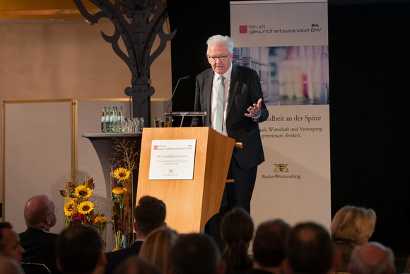 Konferenz Zwischenbilanz des Forums Gesundheitsstandort Ministerpräsident Winfried Kretschmann spricht zur Eröffnung des Forums Gesundheitsstandort (Bild: Staatsministerium Baden-Württemberg)