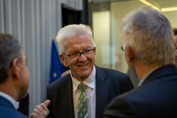 Auslandsreise Kretschmann auf Delegationsreise in Paris Ministerpräsident Winfried Kretschmann im Gespräch