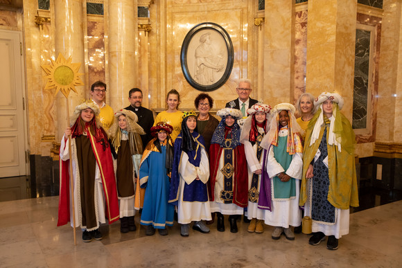 Aktion Dreikönigssingen Kretschmann empfängt Sternsingergruppen Ministerpräsident Winfried Kretschmann und seine Frau Gerlinde (M.) mit den Sternsingern der Kirchengemeinde St. Anna (Maichingen) (Bild: Staatsministerium Baden-Württemberg)